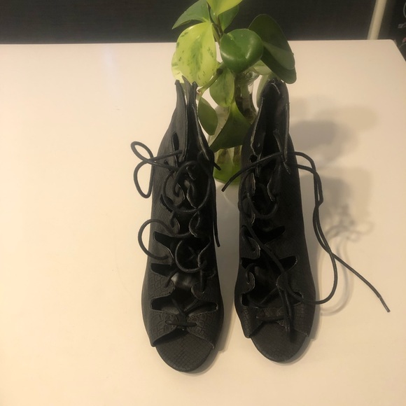 Wild Brand Laced Heels(4 Inch), size 5 - Picture 3 of 6